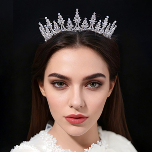 Diadème de mariée fait main, accessoire de <span class=keywords><strong>coiffure</strong></span> de mariage haut de gamme en zircon 5A plaqué argent avec boucles de fixation pour <span class=keywords><strong>coiffure</strong></span> - Product Image 1