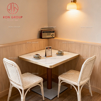 Ensemble de meubles modernes minimalistes commerciaux avec table à plateau en marbre carré et pieds en métal pour restaurant, bistrot, café, hôtel