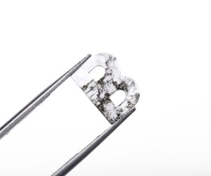 Anillo con Colgante en Forma de B con Diamante Cultivado en Laboratorio de 1.14 CT, 10.0x7.3mm, Color Sal y Pimienta, Certificado IGI - Product Image 4