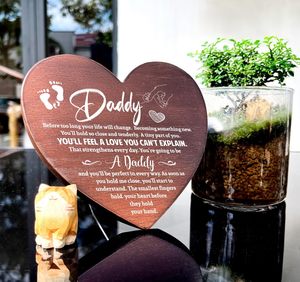 Placa de madera de pie en forma de corazón Regalo de bebé para papá Regalo del Día del Padre Anuncio de embarazo - Product Image 4