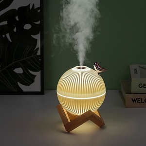 Humidificateur ultrasonique portable mini de bureau en forme de lune, lumière de nuit blanc chaud, 330 ml, 36 dB, base en bois, pour hôtel et maison, Hermey - Product Image 1