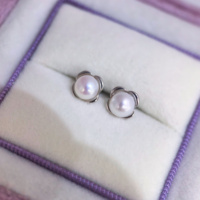 Anting Mutiara Grosir Bentuk Bunga Kuningan Berlapis Emas Putih 5.8mm Mutiara Air Tawar dan Air Asin Alami yang Dapat Disesuaikan