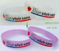 Bon prix Détecteur UV Changement de couleur Bracelet en silicone UV Bracelet en silicone pour réunion, fête ou cadeau d'événement