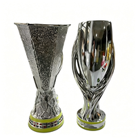 Trophée de football européen personnalisé en usine, artisanat métallique avec base en forme de drapeau, OEM/ODM disponible pour les compétitions sportives internationales