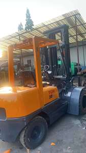 Chariot élévateur diesel multifonctionnel TCM FD30 pour le chargement, le déchargement et l'empilage de marchandises - Product Image 1