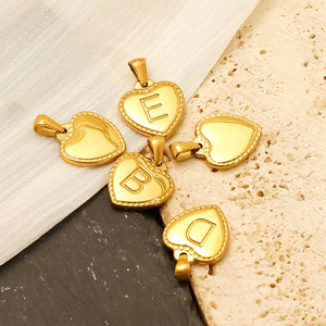 Collar tridimensional de cobre europeo-americano transfronterizo para mujer, colgante DIY con corazón liso y 26 letras - Product Image 2