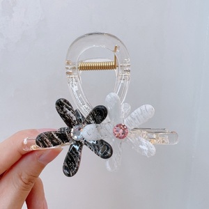 Horquilla de tiburón de moda coreana para mujer, 8cm, cola de caballo con flor blanca y negra, pinzas para el pelo, joyería para el cabello para niñas dulces, pinzas para la mandíbula - Product Image 1