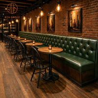 Ensemble de meubles sur mesure Ron Group, chaise en métal, table carrée en bois massif, banquette en cuir vert capitonnée de luxe à dossier haut pour restaurant
