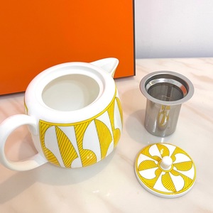 Nouvel ensemble de café et de thé en porcelaine fine, série Soleil Jaune Géométrique Européen, comprenant une cafetière, deux tasses et un plateau - Product Image 3