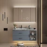 Meuble de salle de bain gris moderne avec miroir intelligent, en bois massif multicouche, pierre frittée et verre cannelé, unité de rangement pour appartement et villa