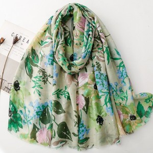 Voile long en polyester fin pour femme, motif floral peint à la main, estampage à chaud, coloré, protection solaire, idéal pour le voyage, collection Printemps-Été - Product Image 1