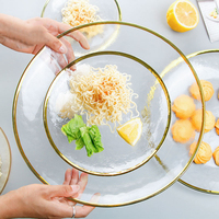 Assiette en verre transparente à bord martelé doré pour mariage et décoration intérieure