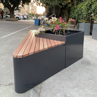 Jardinière de décoration Banc Mobilier d'extérieur Jardinière Boîte à fleurs Sièges Cadre en métal Bois massif Banc triangulaire Jardinières