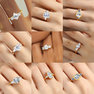 Proveedor de joyería fina Regalos de compromiso para mujeres <span class=keywords><strong>Moissanite</strong></span> de 3 piedras 1 quilate 2 quilates 3 quilates Anillo de joyería de oro hueco personalizado de 14K - Product Image 2
