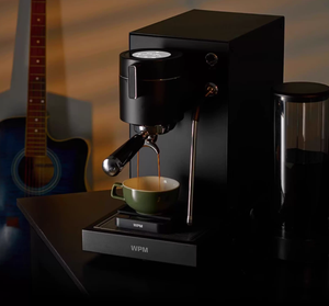 La WPM KD360X est une machine à expresso semi-automatique avec écran tactile et moulin à café intégré. - Product Image 4