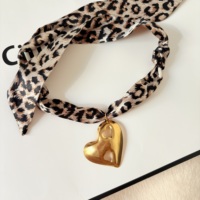 W6Y Collier Foulard en Soie avec Pendentif Cœur Vintage, en Acier Inoxydable Plaqué Or 18K, Résistant au Ternissement, Accessoire de Plage, Bijou Spirituel