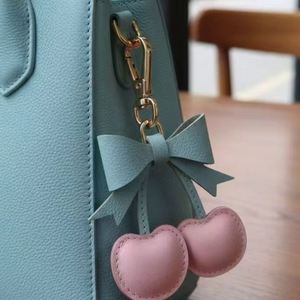 Hermosos dijes de cuero sintético con diseño de cereza para bolsos, accesorios de moda para mujer, dijes de lazo para carteras y llaveros, ideales para regalos. - Product Image 6