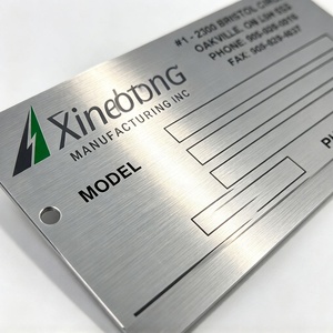 Plaque signalétique en aluminium gravée sur mesure avec placage argent et finition brossée pour équipement industriel - Product Image 6