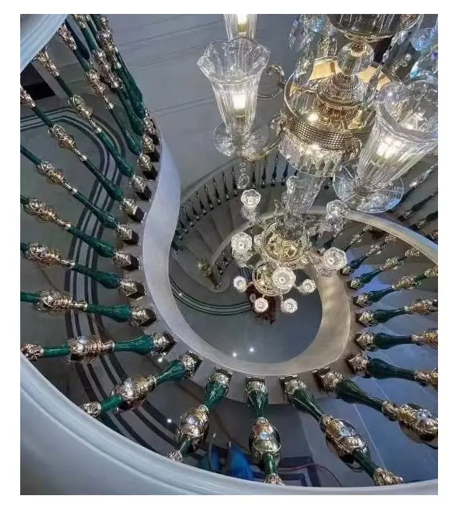 Fábrica de lujo Acrílico Cristal Verde Esmeralda Columna Bola de cristal Oro Acero inoxidable Balaustradas Barandillas
