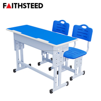 Bureau d'étudiant double bleu avec deux chaises, dossier ventilé à lattes, plateau de bureau large rose, plateau ouvert sous le bureau, réglable pour l'école