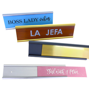 Plaque signalétique en aluminium avec logo gravé or argent noir Impression numérique Montage mural Plaque de bureau Technique de coulée - Product Image 4