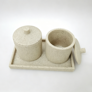 Ensemble d'accessoires de salle de bain en résine de grès côtelé vertical, 4 pièces : Distributeur de savon liquide, Pot à cotons-tiges, Gobelet et Plateau de rangement - Product Image 3