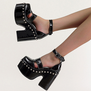 Sandales à talons compensés hauts pour femmes, bout rond, couleur unie, avec boucles de cheville, plateforme épaisse et rivets métalliques vernis - Product Image 3