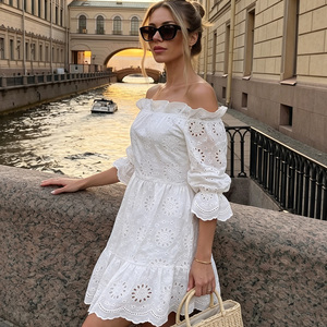 Robe blanche unie à épaules dénudées, taille empire, broderie anglaise, manches bouffantes, ourlet à volants, style bohème, décontractée, pour l'été - Product Image 1