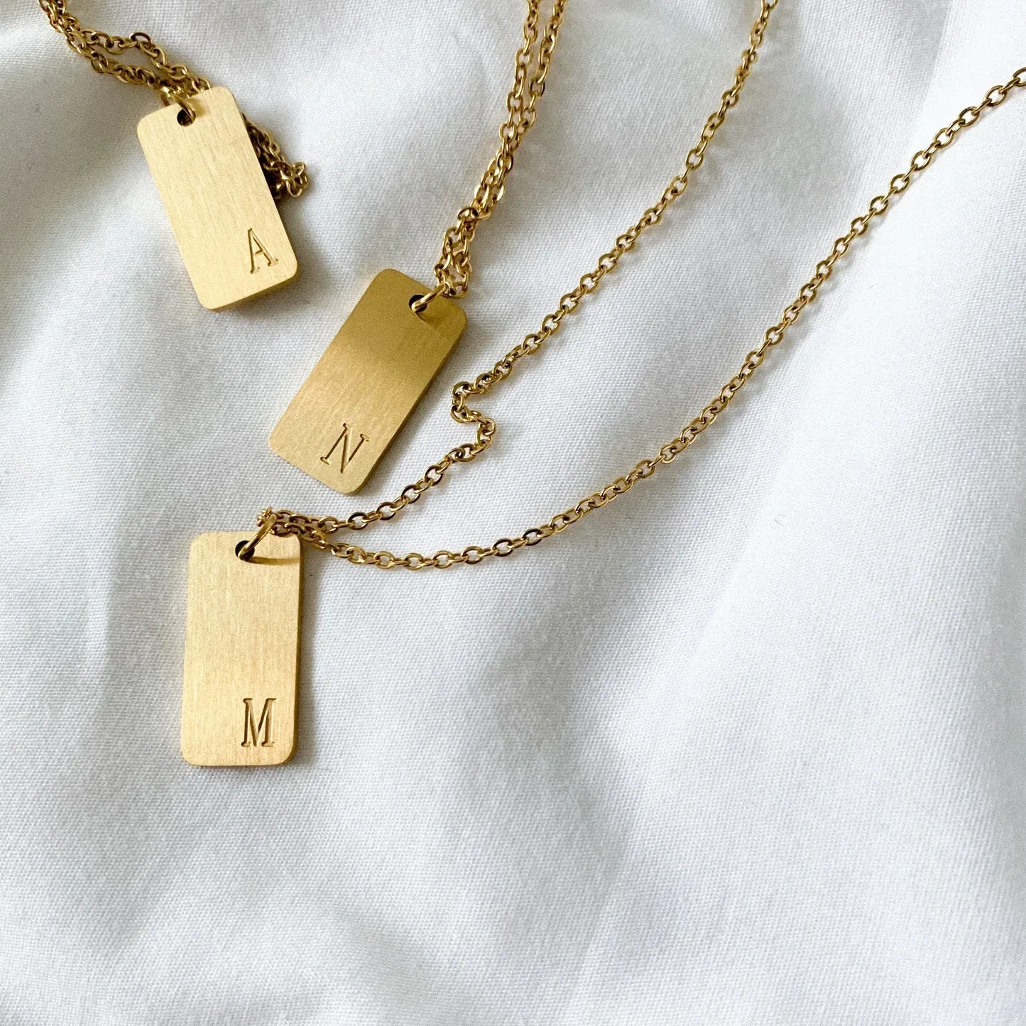 Collar con inicial de acero inoxidable chapado en oro de 18K, Forma cuadrada Simple, colgante con 26 letras del alfabeto, 2023