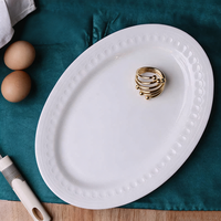 Assiette de table en céramique de porcelaine fine blanche pure, style coréen, motif chapelet bouddhiste, créative et pratique, avec décor en relief