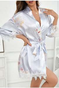 Sfy-y5128 Camisón de satén de lujo para mujer, de spandex/poliéster, estampado, con cuello en V, cierre con cordón, largo hasta la rodilla, elegante, para verano - Product Image 2