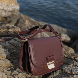 Sac à main pour femme en cuir PU épais personnalisé de couleur marron foncé, sac à main portable de style enveloppe - Product Image 1