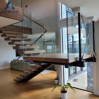 Escalier en tube carré métallique sur mesure pour projet résidentiel intérieur, avec poutres métalliques