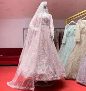 Lehenga Choli de créateur en tissu filet avec embellissements artisanaux et pierres scintillantes, longueur ras du sol, semi-couture, tenue de soirée nuptiale - Product Image 1