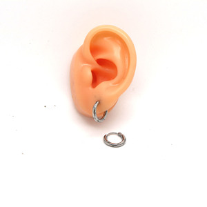Pendientes Huggie yúnique de acero titanio unisex con diseño geométrico Otoño 2024 - Product Image 4
