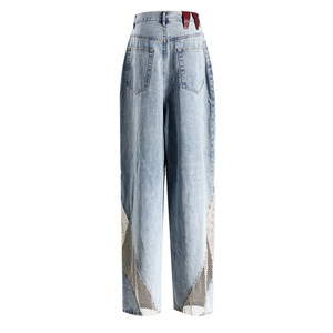 Pantalones de mujer de cintura alta y pierna ancha, vaqueros con diseño de rejilla hueca, perforaciones láser y diamantes incrustados, con lavado sostenible - Product Image 4