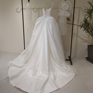 Robe de mariée moderne et minimaliste LY137, sans bretelles, en satin ivoire, avec volants et appliques florales en cristal, longue jusqu'au sol - Product Image 2