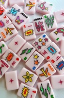 En stock : Ensemble de Mahjong américain en acrylique coloré, blanc, rose, bleu et nacré, avec motifs arc-en-ciel, amour, floral et Joker