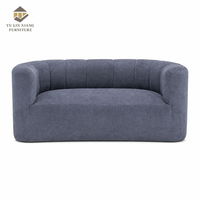 Canapé trois places en chenille compressée, design incurvé enveloppant pour salon moderne