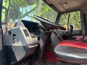 Grúa Zoomlion ZTC550V Reacondicionada en Venta, Capacidad de 55 Toneladas, Peso de 42000 kg, Lista para Trabajar de Inmediato - Product Image 3