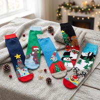 Vente en gros de chaussettes amusantes pour hommes, très populaires, à motif classique, de type tube, avec des motifs de bonhomme de neige et de sapin de Noël