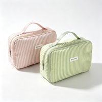 Sac de toilette matelassé rayé portable grande capacité pour femme