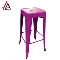 Ensemble de table de bar intérieur-extérieur en métal rouge carré de 23.75 ''de qualité commerciale tabourets à dos nu à siège carré