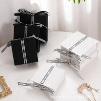 Boîte à bijoux personnalisée en ruban magnétique noir, finition douce au toucher, logo estampé à chaud or avec ruban