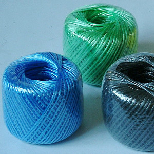 Bon marché <span class=keywords><strong>Prix</strong></span> Film <span class=keywords><strong>Ficelle</strong></span> 1 2 3 Plis Torsadé Agriculture Presse <span class=keywords><strong>Ficelle</strong></span> Plastique PP Chaîne PP Film Corde En Bobine Boule - Product Image 5
