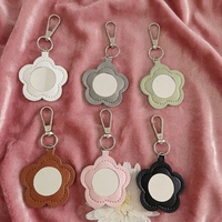 Miroir de maquillage miniature en cuir PU tendance, miroir en forme de fleur adorable, accessoire de sac à main multifonctionnel, pendentif pour femmes