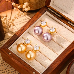 Boucles d'oreilles tendance en cuivre plaqué or avec zircon français et perles, style géométrique, parfaites pour les femmes, cadeau de luxe - Product Image 1