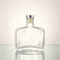 Bouteilles en verre en gros, bouteille en verre carrée plate transparente avec bouchon et capuchon argenté pour les boissons alcoolisées