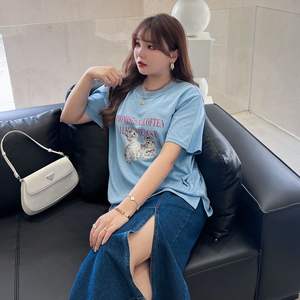 Runqi N8375 T-shirt ample à imprimé chat pour femme grande taille, manches courtes, tissu jersey, bleu - Product Image 2