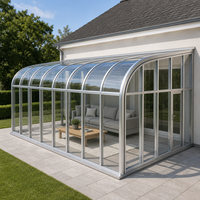 Véranda en verre en alliage d'aluminium avec toit à pignon courbé, porte battante et entrée latérale, pour terrasse, cour arrière ou cour intérieure